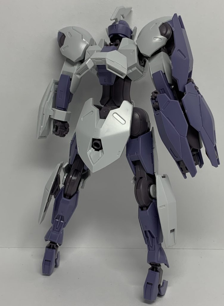 後ろ姿。素直に立ってくれないので前屈みになってしまいます。