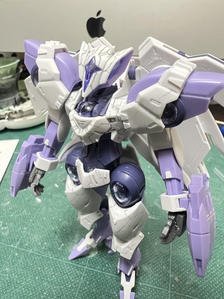 胴体部分のスジボリと頭部ミニアンテナ完成。