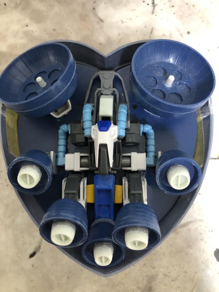 スカート内部、ブースター作成中。EG ストライクガンダムやガンダム、SDグフカスタムなど、以前作成したプラモの再利用です。