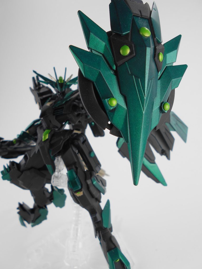 イージスシールド改、「ネージスタ」。イージスシールドにビーム発生口を付けて、実体シールドとしてだけでなくビームシールド、及びビームキャノンを撃つことが可能です。「ネージスタ」はフランス語で「嵐雪」のアナグラムです。