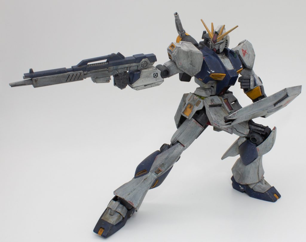 最後はビームライフルを構えて。筆塗りやウェザリング処理は、ちょっとした空き時間に気軽に進めていけるのが魅力でしたね。以上、ご覧いただきありがとうございます。