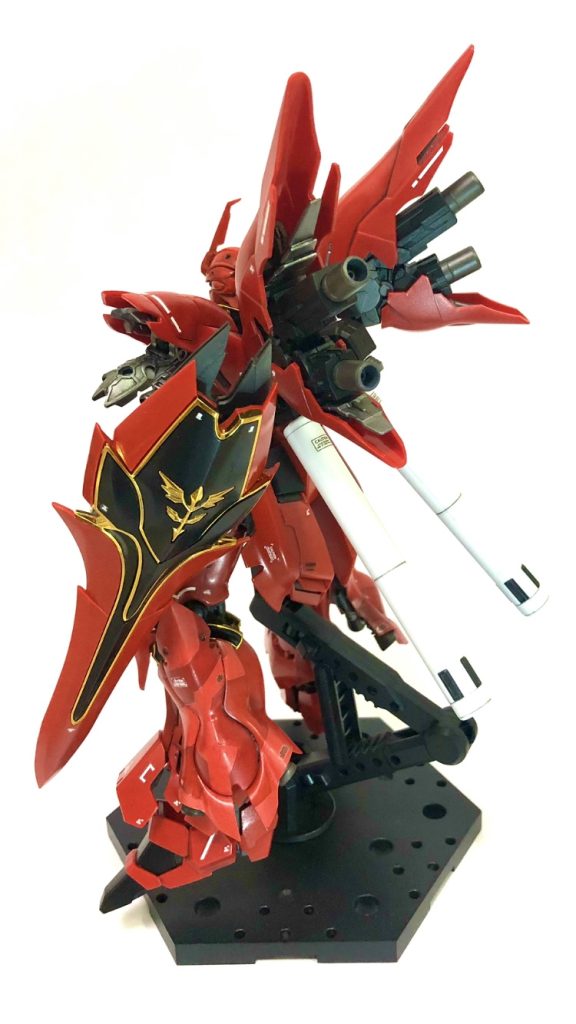 スラスターカバーなど外してますが、シナンジュ(ジオン)っぽく無いデザインなのと、せっかくのRGディテールを「魅せたい」という感じです。