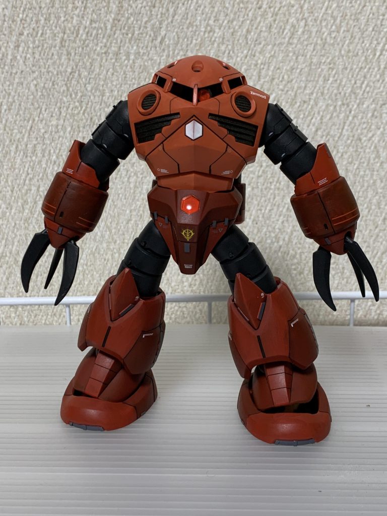 改造は・モノアイを可動できるようにし、UVライトで発行するように・前腕を2箇所にわけ、それぞれ3mmと2mm延長・爪を3mm延長・足の可動箇所を増やして稼働軸を増加しダイナミックにポージングできるように・バックパックも切り割いて改造・ディテールはrgを参考に・塗装は赤を4色くらいで塗り分けこんなところです。 