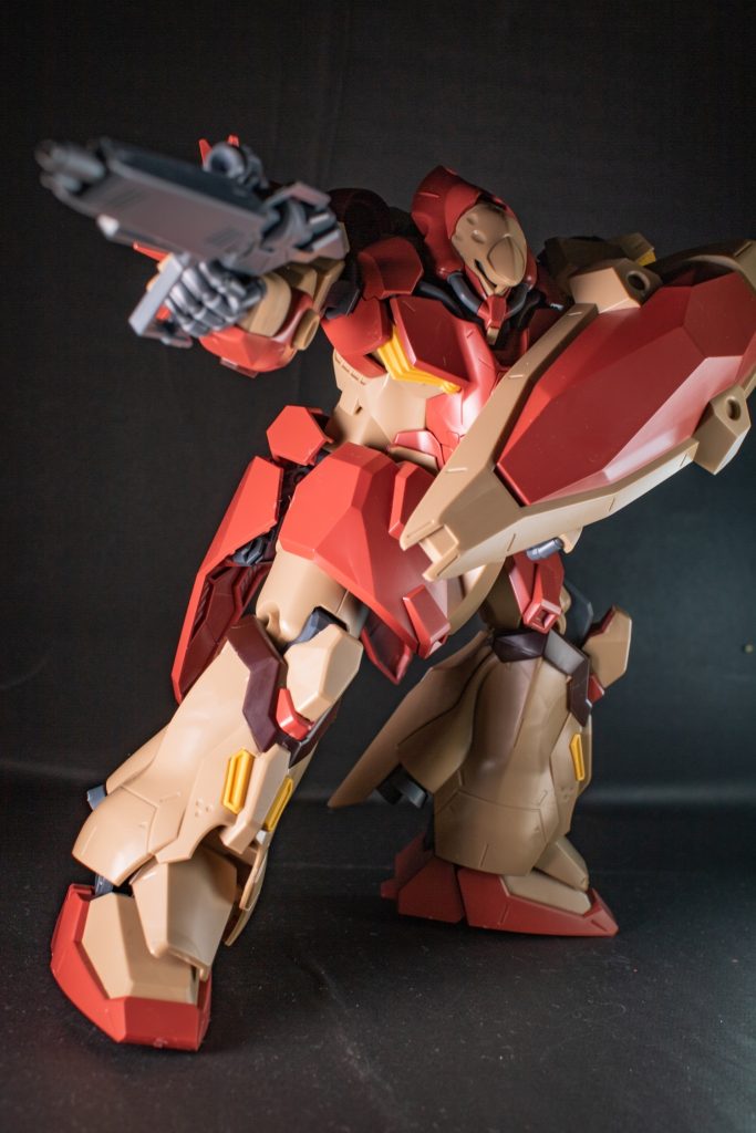 可動域は並程度。ガッツリと動かすよりゴツゴツさを楽しむのがオススメだ。