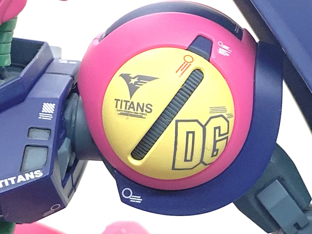 肩の黄色の部分にギリギリでドゴス・ギア所属を示すDGを貼る事が出来ました。