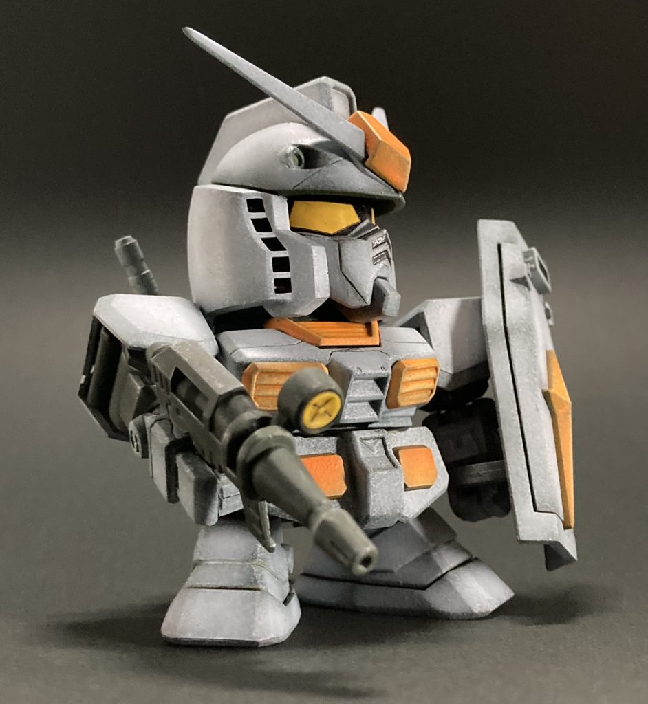 オリーブグリーン下地にホワイトを面吹き、武器とバックパック、内部メカはオリーブグリーンにエナメルシルバーでドライブラシ。黄色パーツは蛍光オレンジで塗装。