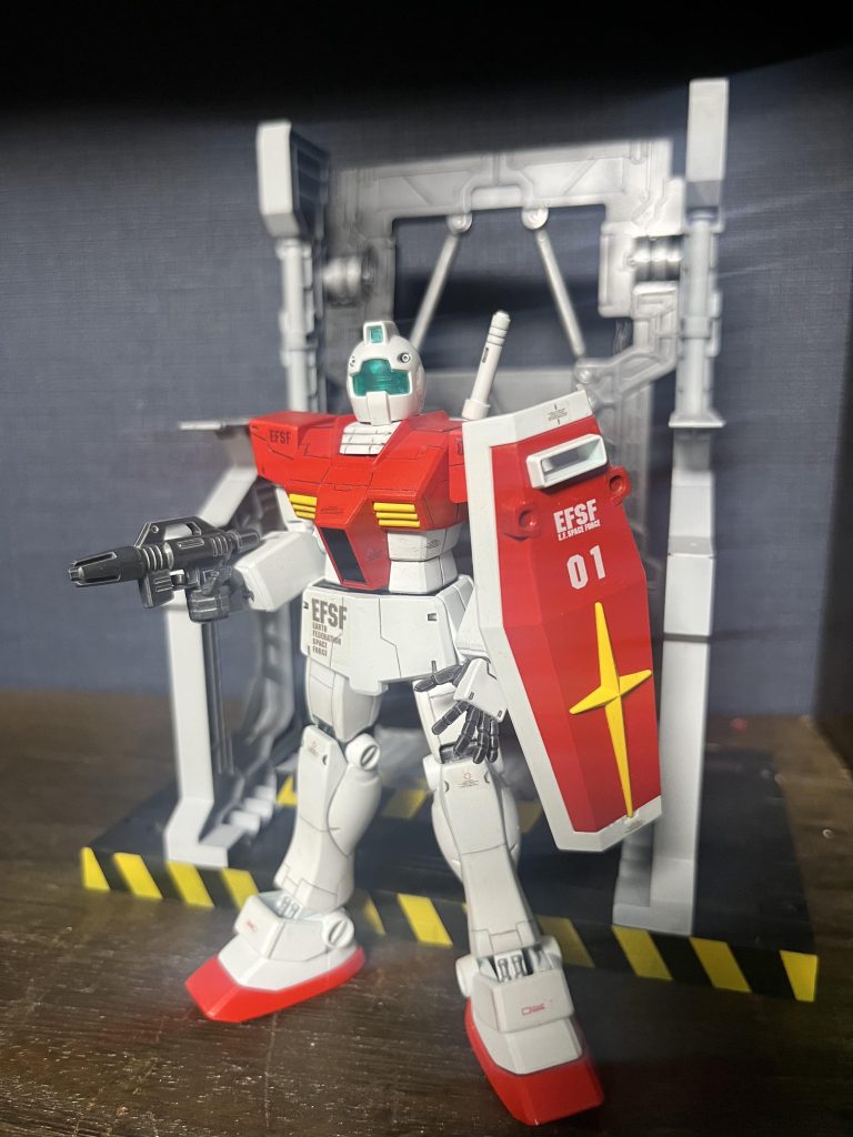 昔のHGなので可動範囲は少ないですが、ジムらしい。