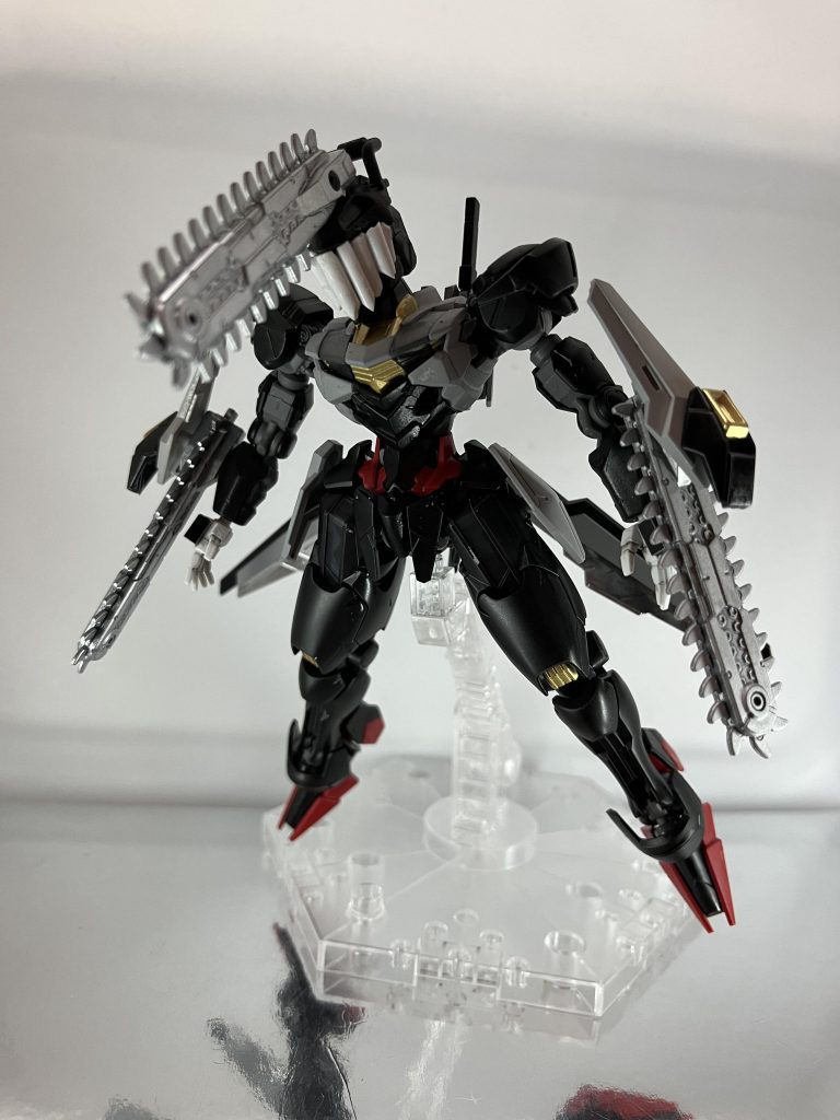 エアリアルCかつてガンダムだったもの。仲間といた頃の面影はもはやない。Cはチェーンソー(Chain saw)