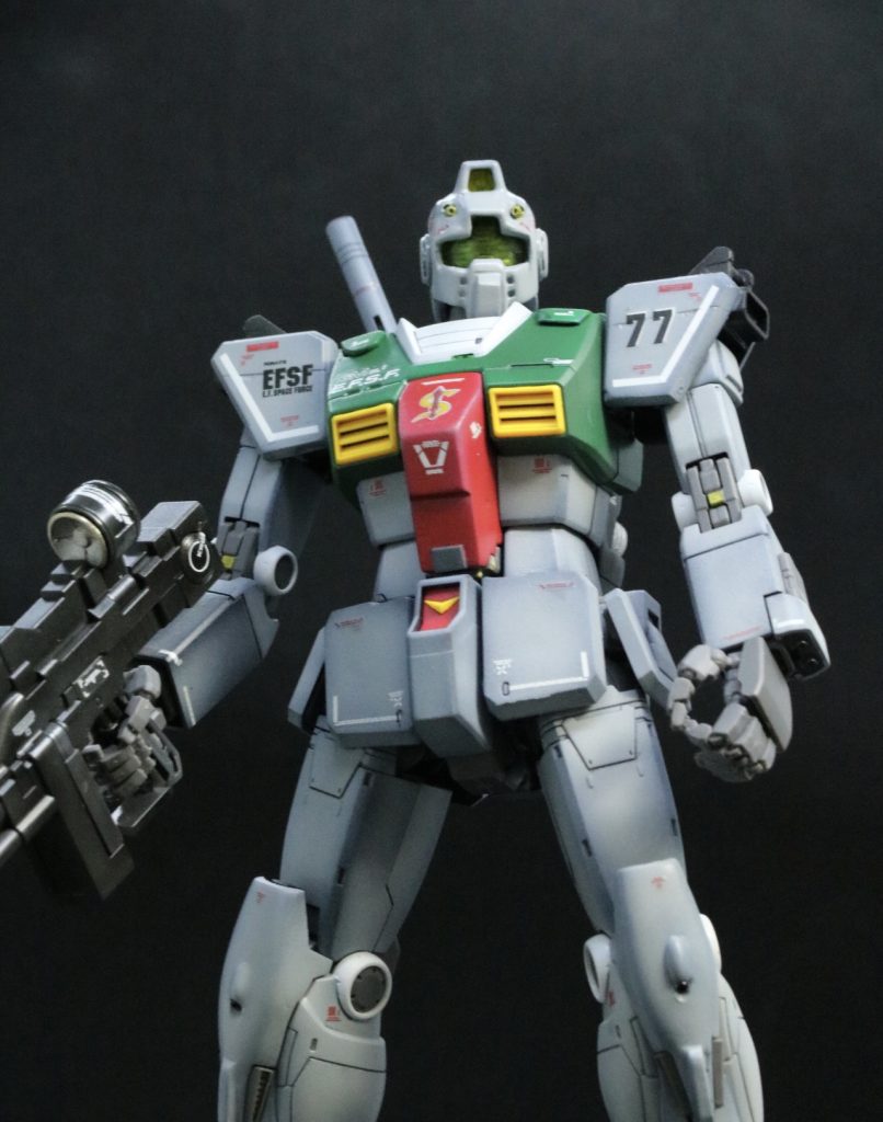 首横の蓋?の形、肩、コクピットハッチ、フンドシ、膝、など地味に違います。