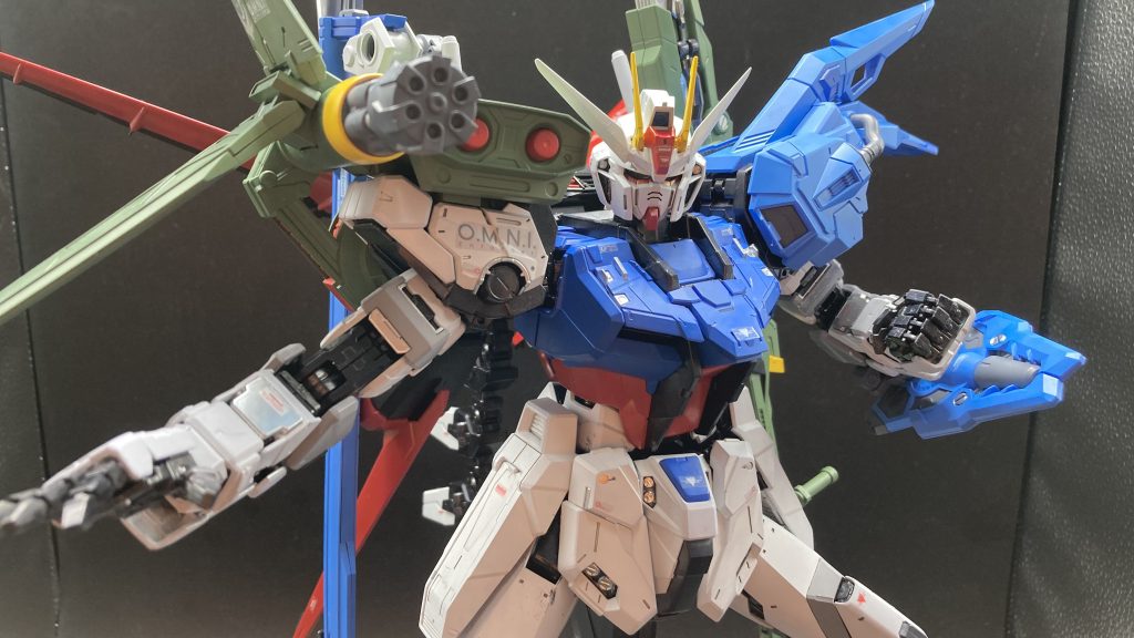 そして最後にパーフェクトストライク‼️エールストライカーだけでも自立が困難になりますが、全部乗せなので台座がないと飾れません🤣あとはアグニがエールストライカーの翼にぶつかってしまうのでポージングがやや制限されてしまいます…それでもポーズを取らせるとかなりの迫力がありました😆