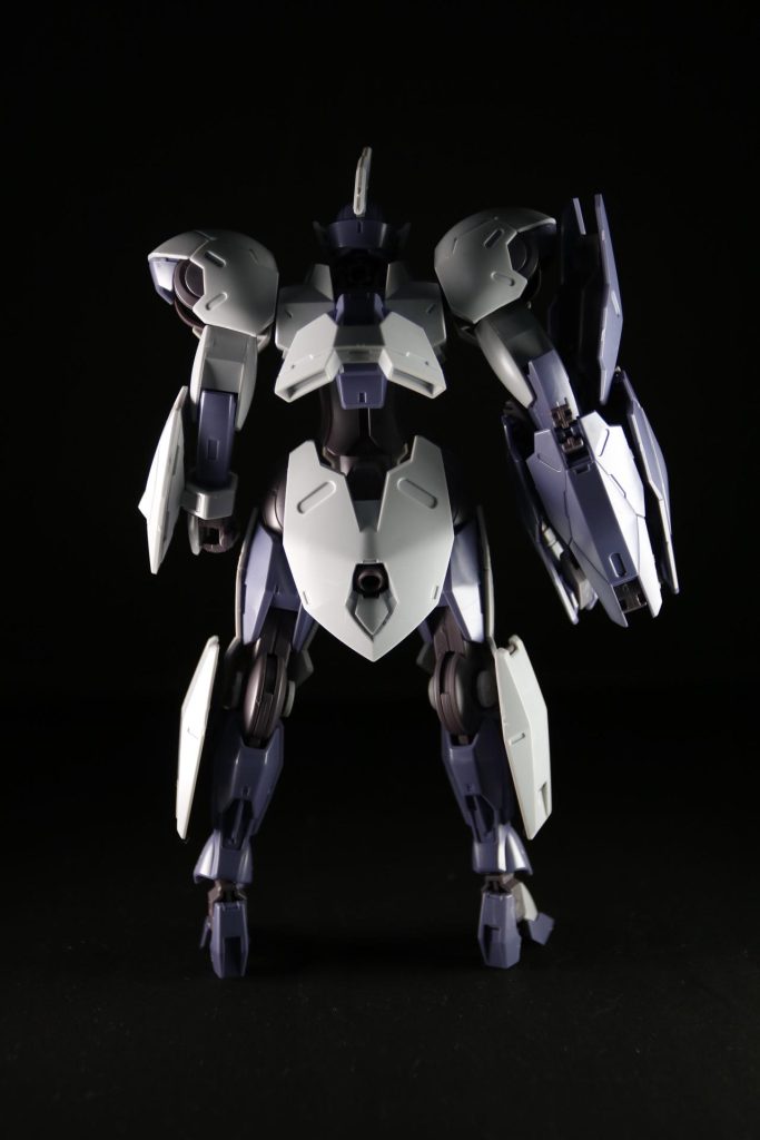 全身像(後)大きめの背面スカートだが、そのままでも足の交換による干渉は無いかな?背面バーニアは小さくて寂しささえある。