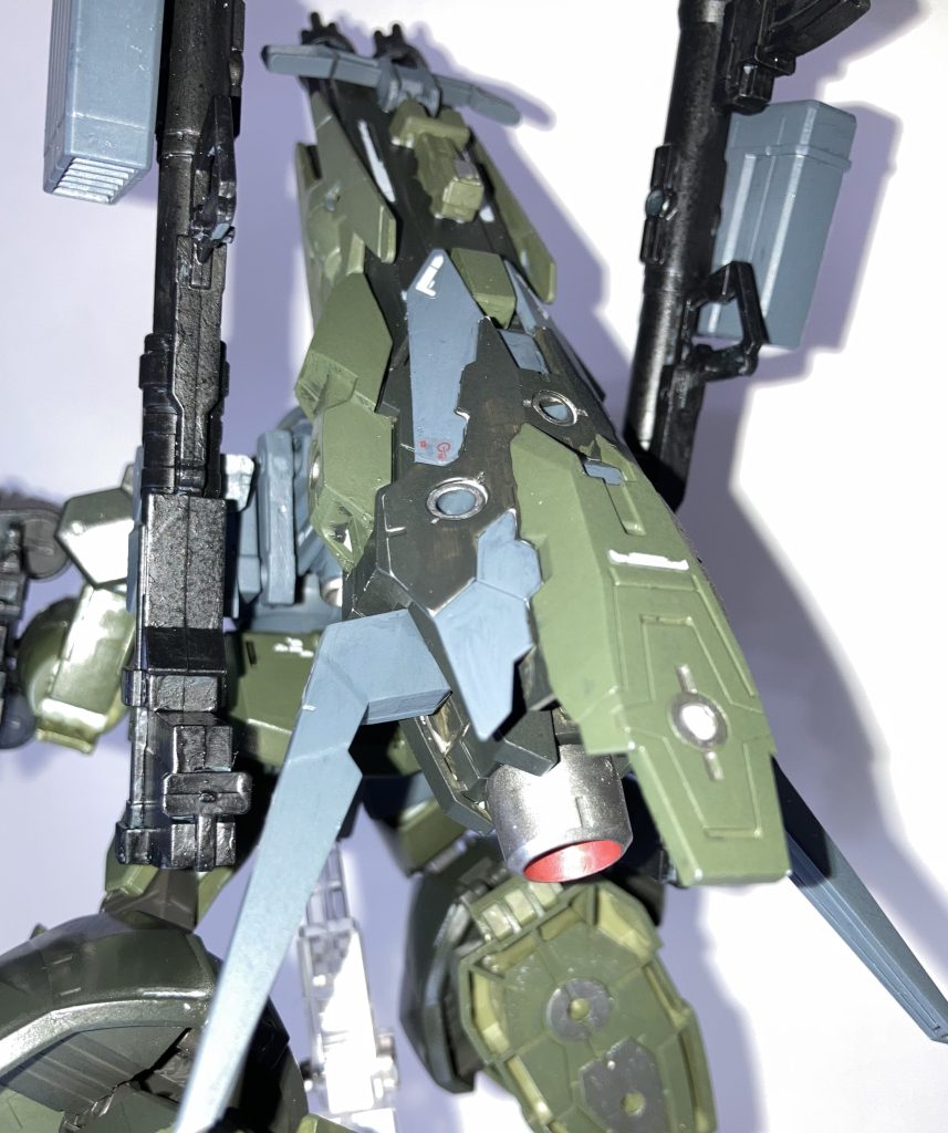 ◇ブーストガトリングユニット・背面中央部に取り付けられたブースターユニット。アーム稼働により推進方向の変更や、二門取り付けられたガトリングガンによる攻撃も可能。