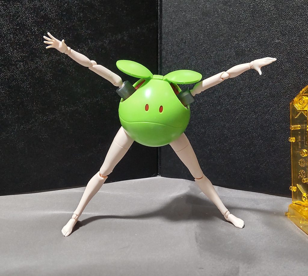 大きく手足を拡げたり出来ます。こんなポーズでも支え無しで立てるっていうのは凄いね。