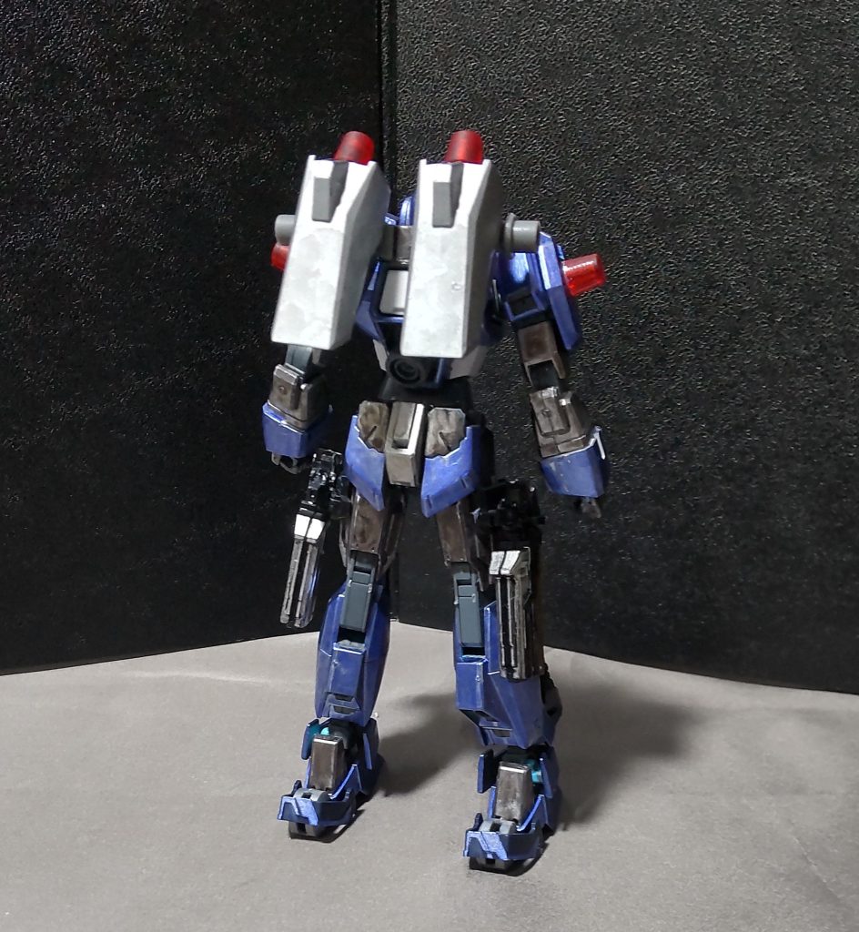 リアビューバックパックにブースターを増設し、更に追加パーツの取り付けも可能にしています(詳細は後述)