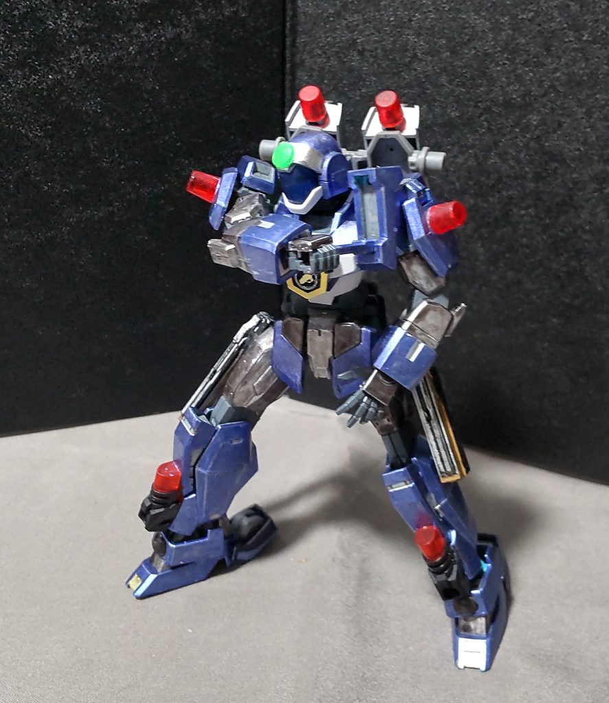 左肩にあるサーベルラックからはこのように柄部分を取り出すことができます。