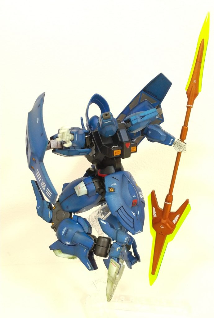 ユニフォーム意匠にもある脇下のホワイト(当塗装はグレー)、腰元背面にかけての赤いラインもシタデルで塗り分けて再現。