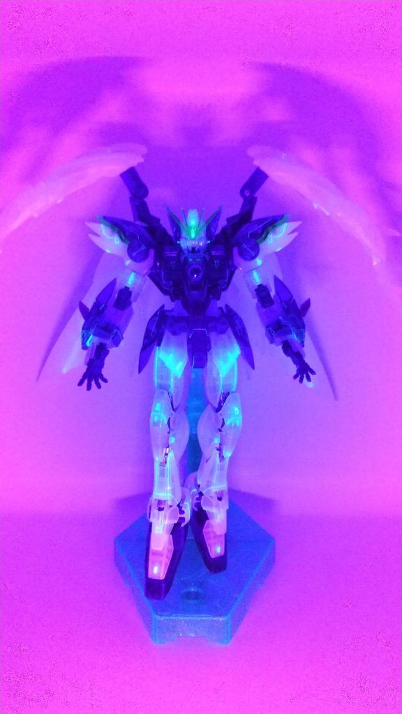 蛍光エナメルで墨入れして無駄に光る仕様に