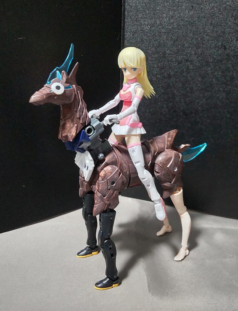 身体の色については、本物の馬に近づけるため、グレーを下地にして、ブラウンの墨入れ用マーカーで塗りまくってやりました。人によっては汚く見えるでしょうが、こちらの方がハリボテ感がしっかりと表現されているのではないかと思います。