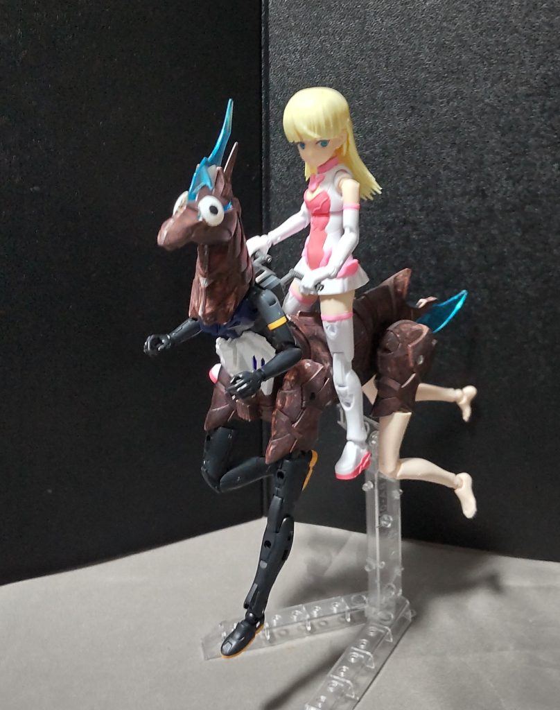 腕生やしたケンタウロス状態での乗馬。うん、この状態でレースに出ても違和感ありませんね。