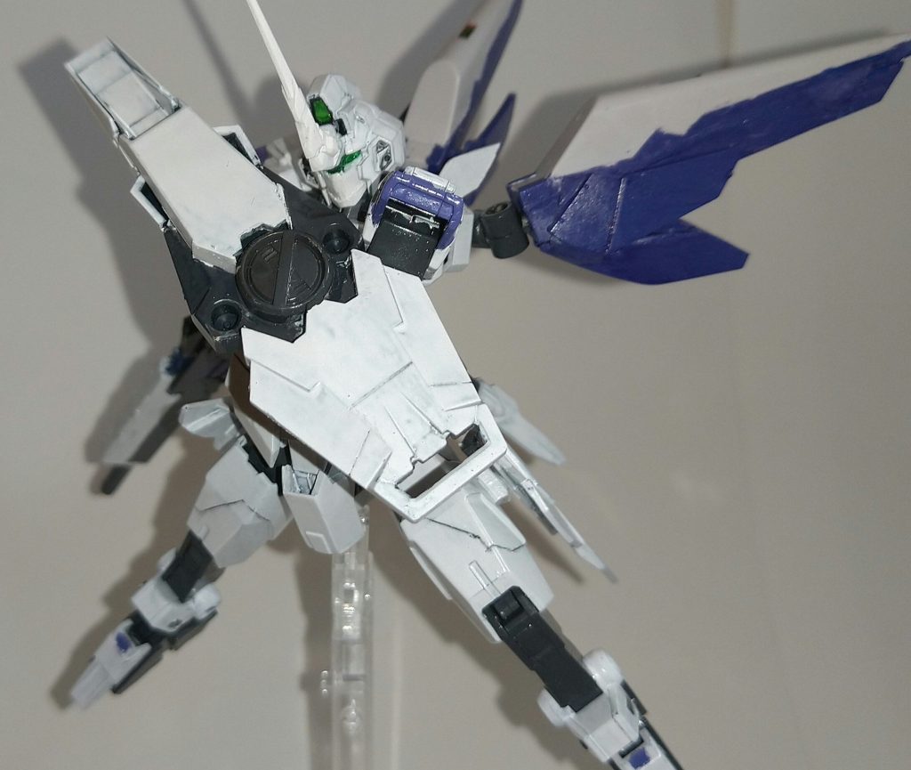 専用の〈アームドアーマーDE〉はメガキャノン、ユニコーンのシールド、コアシールドで構成されています。