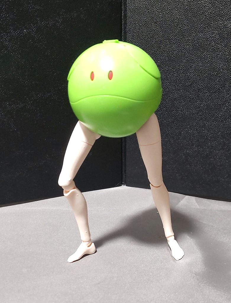 腕パーツは外せるので、このように脚だけというのも可能です。すいません、ちょっと通りますよ