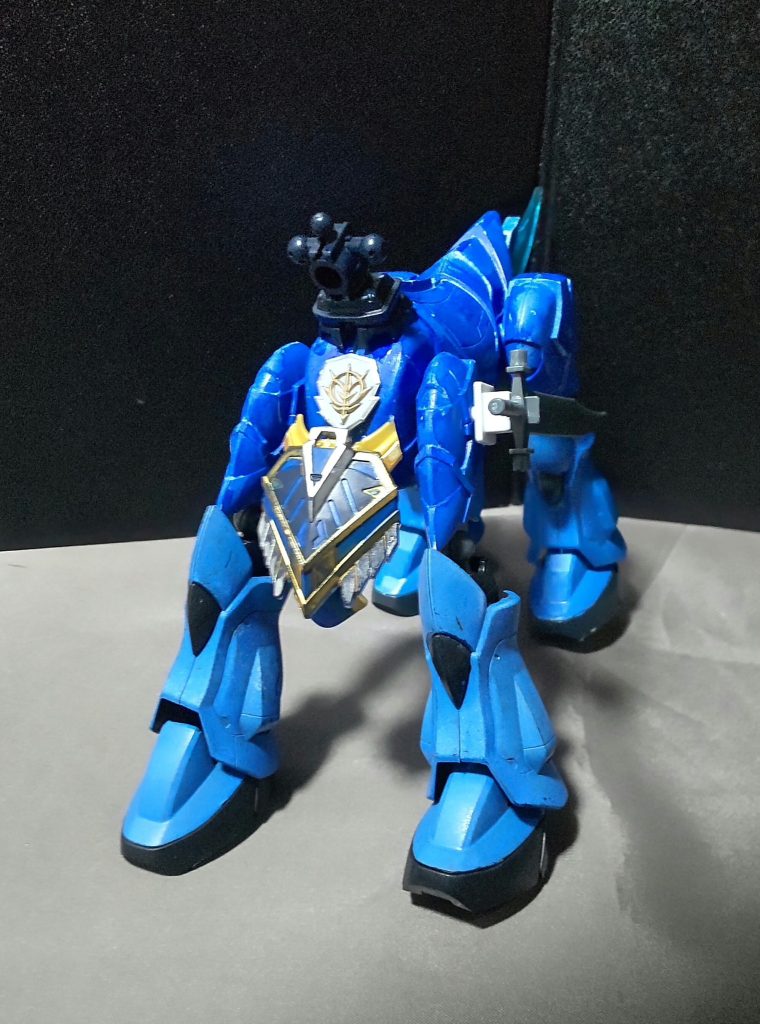 パーンサロイドユニットの前脚部分に、先程のグフの足を装着します。※軍馬の胴体にグフの脚を装着したものになります。因みに、それぞれ脚は外せます。