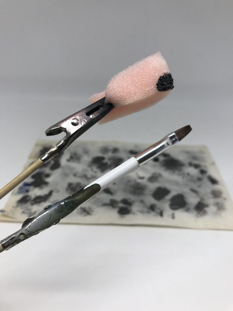 塗料皿などに塗料を出しその皿に出した塗料をスポンジに付ける方が多いと思いますが、私は嫁から拝借したメイク用の小さい筆を塗料に付けそれでスポンジに色をのせていますそうすることにより塗料の節約と、スポンジの余計な部分に塗料が付着するのを防げます写真は持ち手を使ってますが、それは私の美しい御手手が写らないようにしてるだけです🙄私は全て素手で作業を行います…手が汚れますが嫁に○○やっといてとお願いされても、今手が汚いから無理!と断れます(笑)嫁の好感度と信頼度を下げるので素人にはオススメできない諸刃のテクニックです🙄このチッピング作業時間は30分〜1時間くらいでしょうか