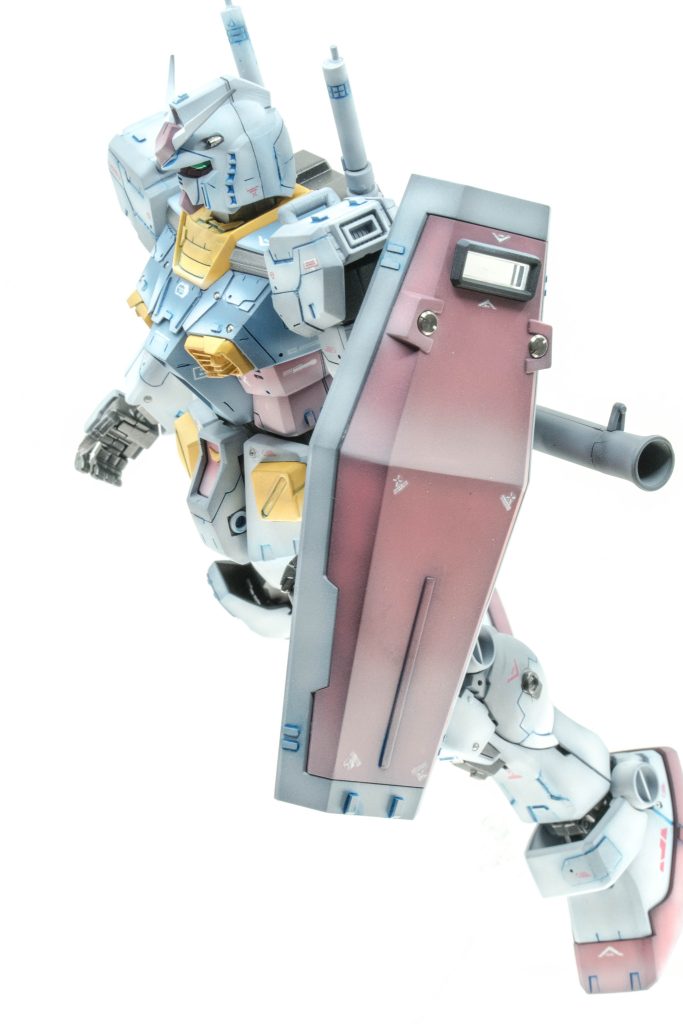 ビームサーベルを肩に挿したら2度と抜けなくなったので、ポージング少なめです。