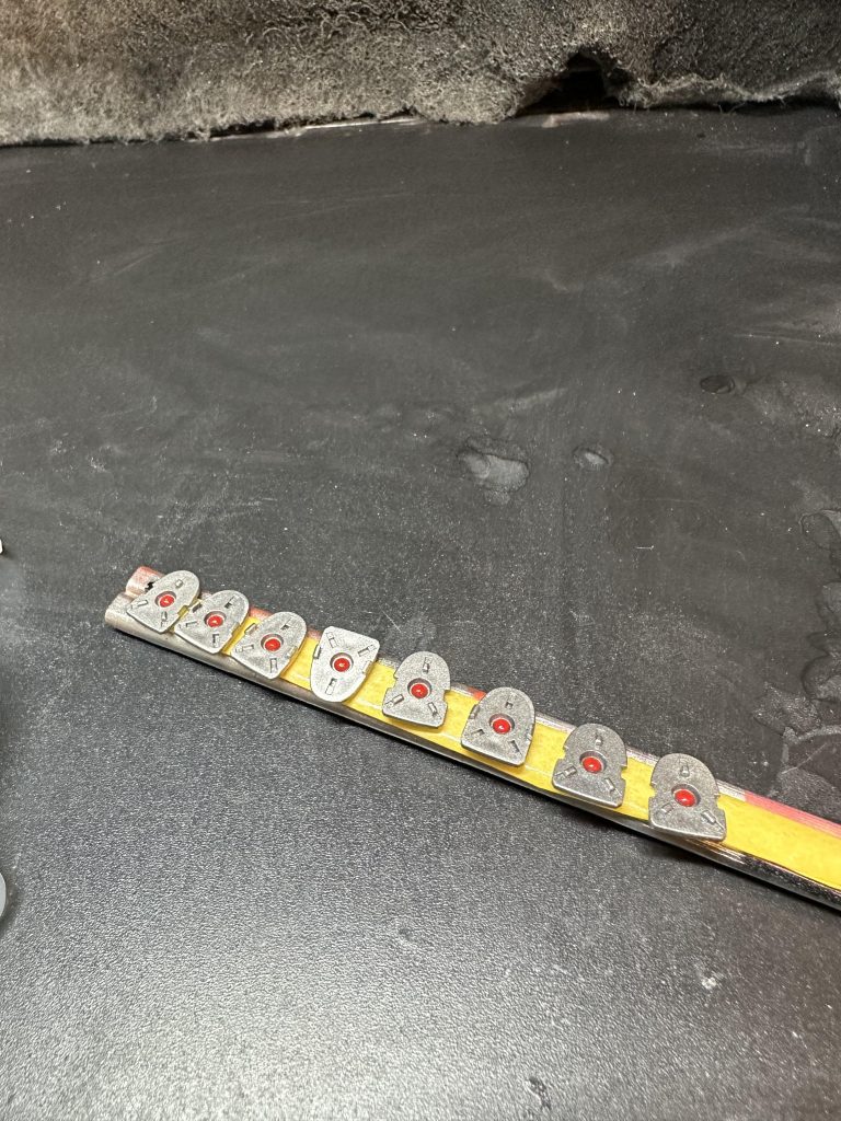 コレを作っていた時です。謎のビームが放たれてワシは暫く機能停止してしまった為制作が遅れたんです。決して要領がクソ悪い訳では…！