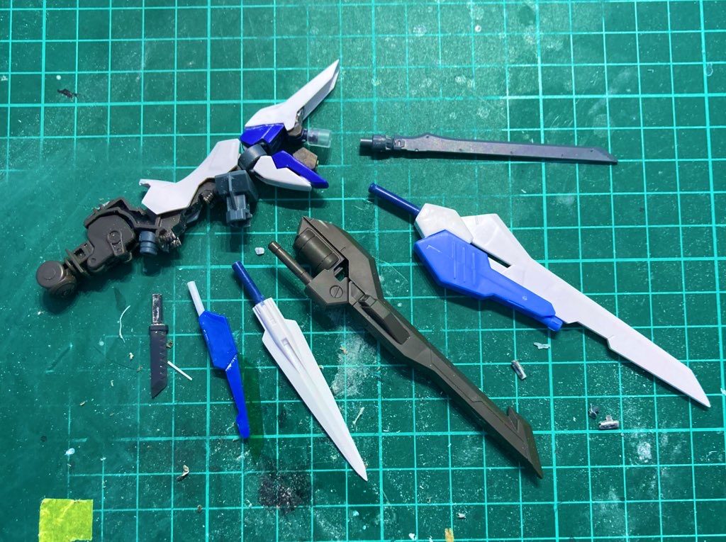 左翼の刃は全て取り外して装備可能。ガンダムフレームの脚を使って翼を作りました。