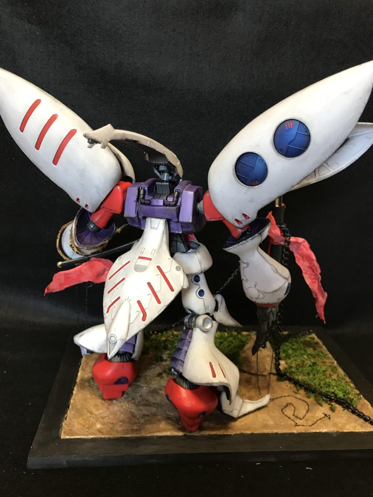 一応バックショットも…作業工程は…パチ組→ピンク部分のみ赤に塗装→漢字デカール貼り→いつものお手軽ウェザリング→100均素材でジオラマベース作製→刀などの小物取り付け刀に繋がっているチェーンは100均に丁度良い太さのチェーンがなく、ホームセンターで買ってきました1m400円ちょっとです