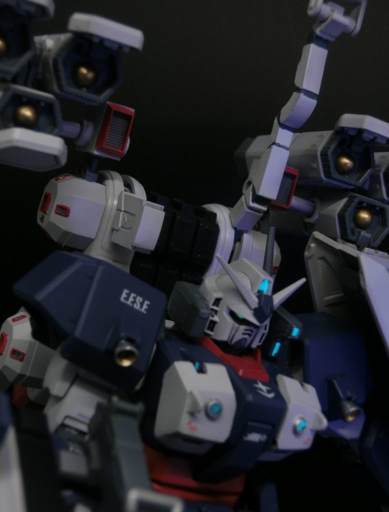 蛍光塗料にブラックライトあててます。