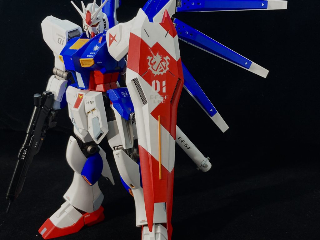 シールドもファーストに寄せて赤に。連邦軍の十字マークの代わりに真ん中の凸モールドを黄色に塗り分けてます。細かい話になりますが、元からパーツで色分けされてたのでこの凸モールドも分割されていたんですが、凸モールドだけ瞬間接着剤で合わせ目消してます。おかげさまで赤白の塗り分けもわざわざマスキングして行うハメになりました◎