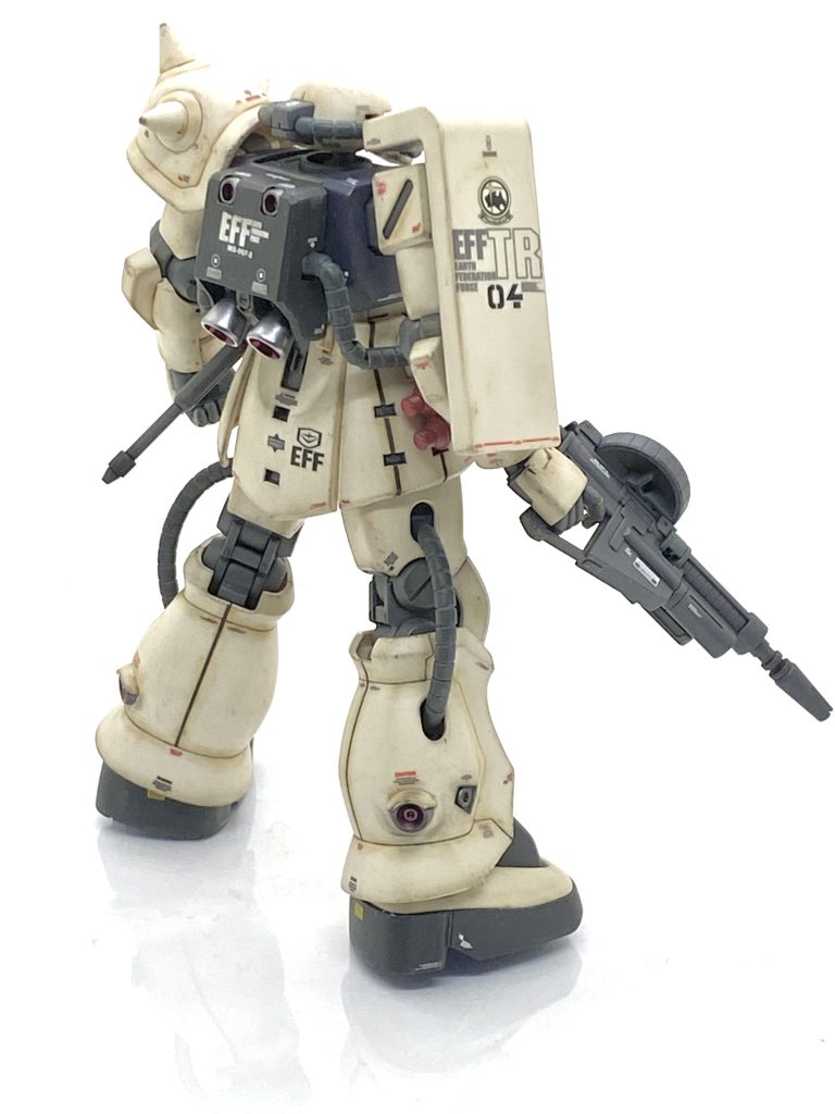 F2ザク用のデカールや付属のシールは全て地球連邦宇宙軍を示すE.F.S.F.(Earth Federation Space Force)でテスト機でアナハイムから来たパワードジムならわかりますがトリントンは辺境の地上基地で違うと思い、地球連邦軍のE.F.F.(Earth Federation Force)のデカールを使用しました。トリントン基地のマーキングはF2ザクのを始め0083用のデカールもあるのでそれから使い、アルファベットのマーキングであるTRはガンダムユニコーン用に多数有るのでそれを貼ると・・・カトキ風になると思います(笑)。