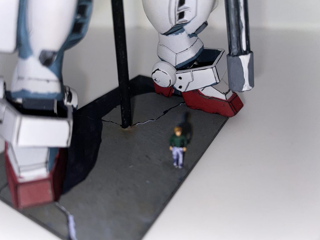 足元には鉄道模型用フィギュアから作成したトロワを置いてます。