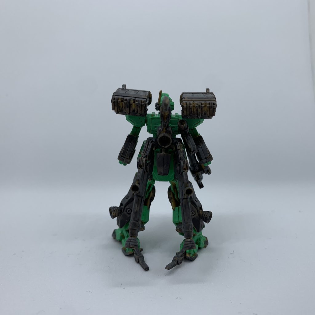 ど素人なので、パーツがバキバキ割れてきてびっくりしました^^; ガンダムマーカー消しペンがそうさせたようですm(_ _)m接着剤で各地補修してます(^^)