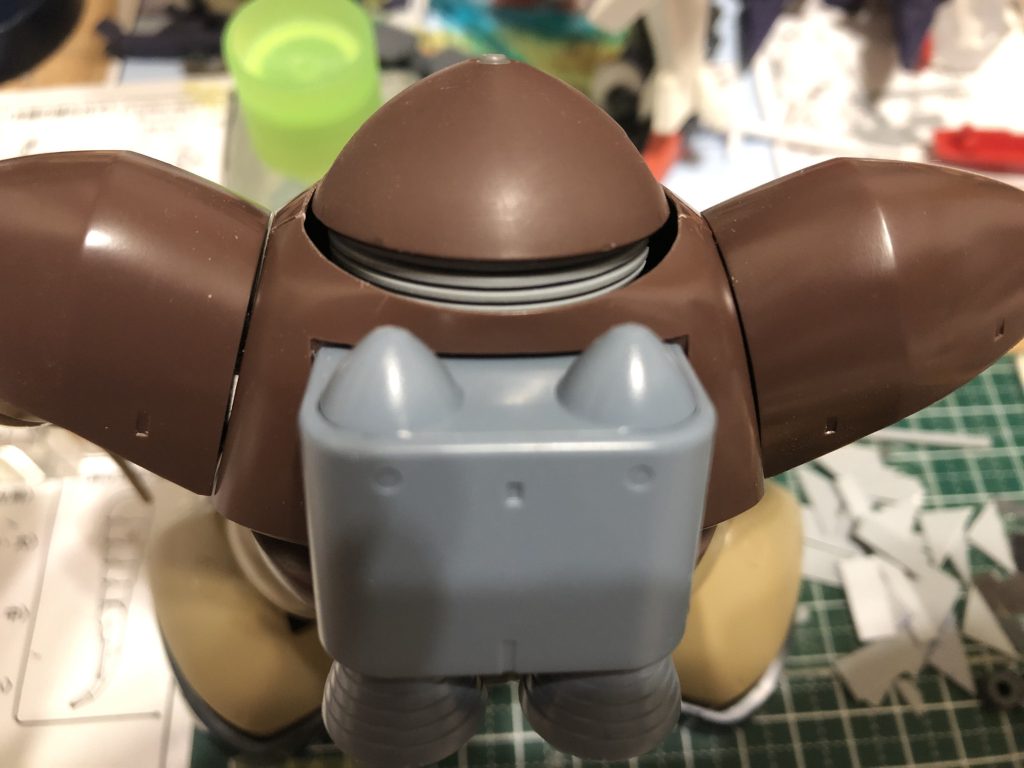 空いた隙間は蛇腹ディティールを追加して見栄え良く。