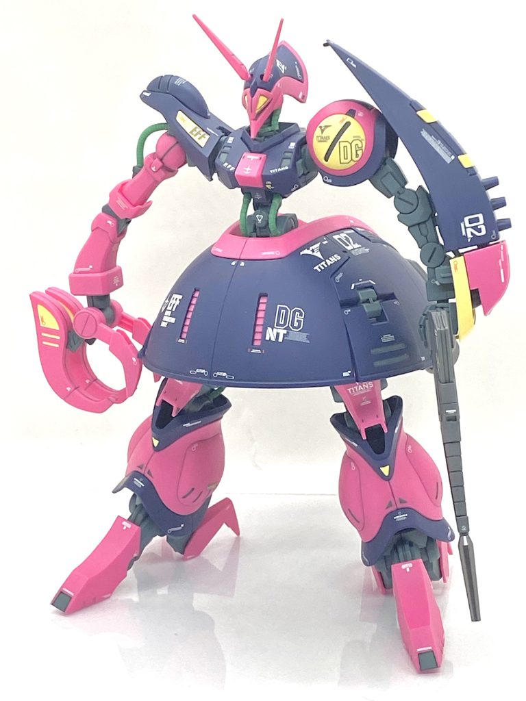 HGUC バウンド・ドックを成形色仕上げ＋αで作ってみました。バウンド・ドック・・・この機体がキット化になるとは全く思いませんでした。SDやガーレジキット、モビルスーツ・イン・アクションなどで立体化しましたが大きさと変形がネックでインジェクションキット化には中々至らなかったと思います。ティターンズで変形する機体はガブスレイやハンブラビ、アッシマーなどがありますがそれらは1/144なら普通の大きさだから変形してもキット化は容易でバランス良いのになりましたが、バウンド・ドックは機体その物とそれによる足の大きさもネックで(設定画でMA形態は足が小さ目に見えます)出て欲しいとは思っていましたがCADやプラスチックの素材の進化によって無理ないプロポショーンで変形も可能なバウンド・ドックが出せたのはある意味凄いと思いました。機動戦士ガンダムΖΖの第1話「プレリュードΖΖ」におけるクワトロ・バジーナの解説によれば「マニアの中には本機が一番美しいMS」だと言う人もいるみたいなので(笑)、その美しいMSを成型色仕上げでも更に高められる様に作る事にしました。