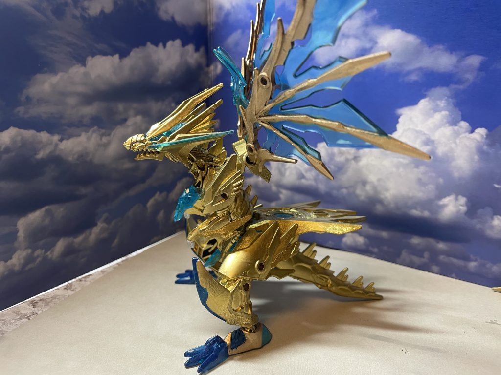 レギオスグラスパーと言ってますが、ちょっと違う目的で制作した金色ドラゴンです。そちらは頓挫しているので今回お目見え。