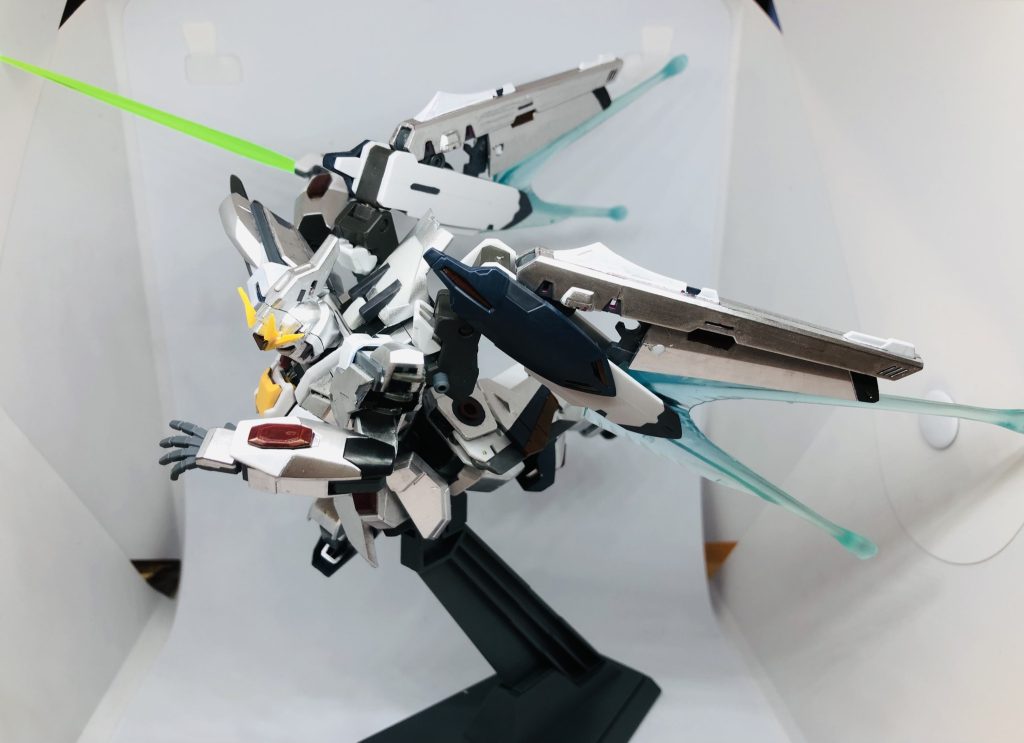 さらに光の翼と肩の耐熱板の展開もできます。M.E.P.Eとヴォワチュール・リュミエールの合わせ技みたいな感じです。本当はフェイスオープンとファントムライトみたいなのもつけたかったんですが無理でした。