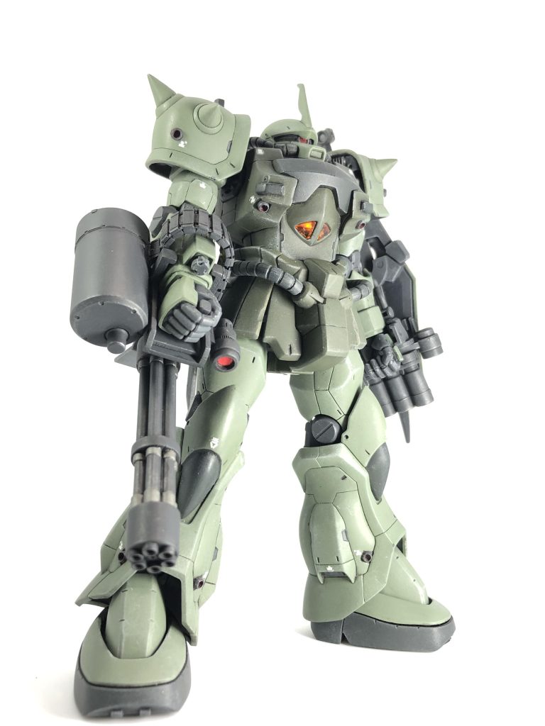 密林戦でシールドガトリングは取り回しが厳しいだろうと思ったので、右手装備用のガトリングに変更しました。手持装備にしても結構大きいので取り回しは悪そうですけどね…😩右手装備用ガトリングは、シールドガトリングの流用品を現地改修という設定にしようかと思ったので、ガトリング本体と弾倉はキットのものを使用、デザインはあまり考えずに適当に作っています。