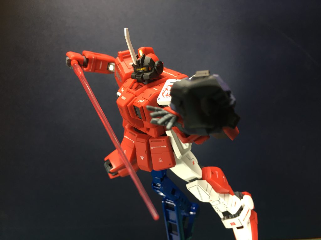 　ビーム・サーベルはガンダムRRと同様右足用が赤、左足用が白いグリップです。