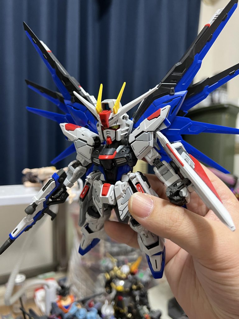 手が映っていますが。。羽を広げると映えますね。 