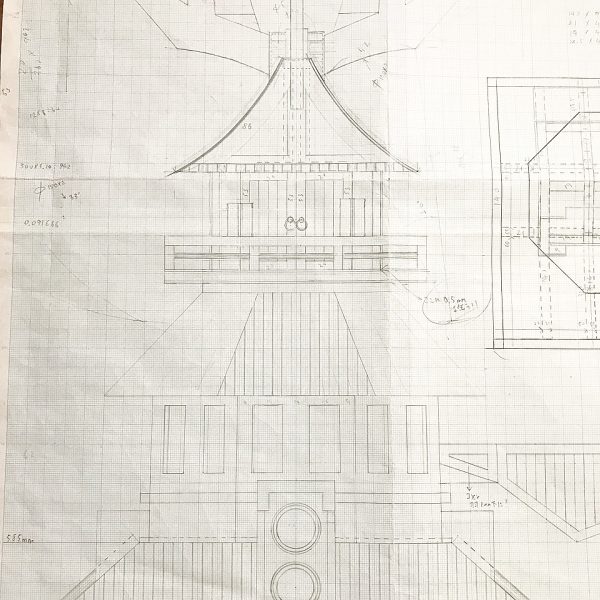 烈帝城製作記です。現在は5階(4重)部分の作業中です。5階は正八角形になるフロアなので、パーツの切り出しが結構大変ですが、今までとは違う作業なので、新鮮な気持ちでやれて楽しいですね。（2枚目）