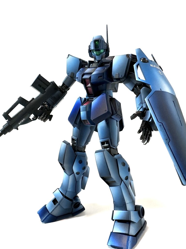 ポーズを付けて。開き手よいですね。目のカバーの部分とスコープにもハイライト入れています。分かりにくいですが気に入っています。