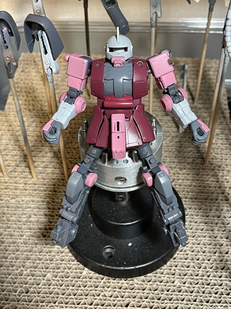 カラーリングチェンジは難しいカラーリングについてはとても悩みました。センスが必要ですね。僕にはセンスがないので、それをカバーするくらい勉強しなければならないなぁと痛感です。基本的に赤色ベースのガンプラを作成したのが初めてだったので、とても苦労しましたし、勉強になりました。今後は、ナイチンゲールなどの赤いモビルスーツの作成も予定しているので、そちらにも反映させていきたいと思っています。