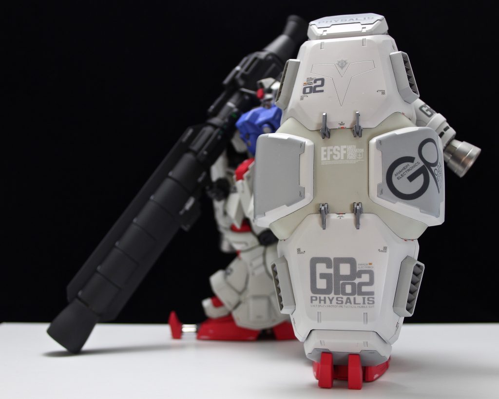 大型のシールドは、一部デイデールを消したうえで、センターに爆砕ボルト風のプラ板工作&増加装甲イメージでバキュームフォームしたプラ板をカットして塗装後に貼り付け、自作デカールで味付けしています。
