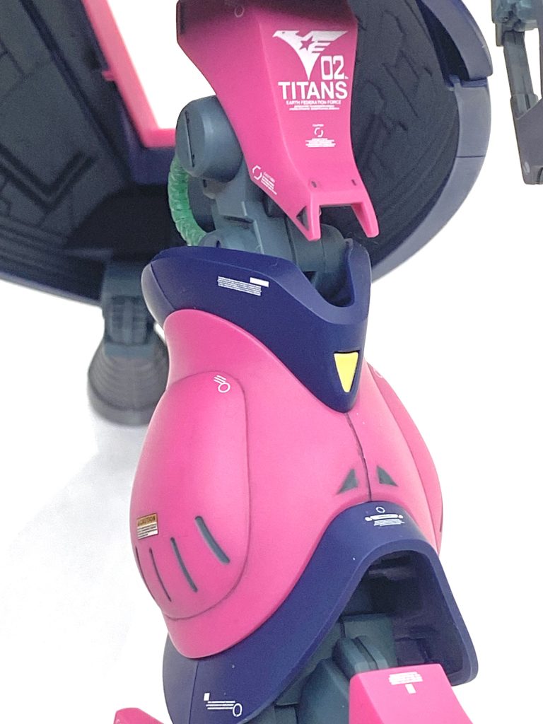 膝にはティターンズのマーキングを貼ってカトキっぽくしています。