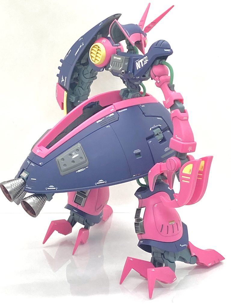 連れがバウンド・ドックを見て「かなりお尻でっかちね♪」と笑っていました(笑)。ですが、スカート裏はディテールが凄くカッコいいのでこの成型色に近いエクストラダークグレーで塗りましたおかげでメカ感は出たと思います。ただスカートの表面はそれほどディテールが多くないので白のデカールを貼り、間延びをさせない様にしました。バーニアはいつものウサ男流でありますメタリックで脛の裏にあるスラスターも設定のピンクではなくメタリックにして、黄色は頭の三角は塗らないといけないので全塗装にし、ピッタリな色のサーフェイサーエヴォ レモンイエローにしましたが・・・サフなので隠蔽力が抜群で楽が出来ました。メカ色がチラチラ見えると精密感が増し、カトキハジメ氏のイラスト風になりやすいです。