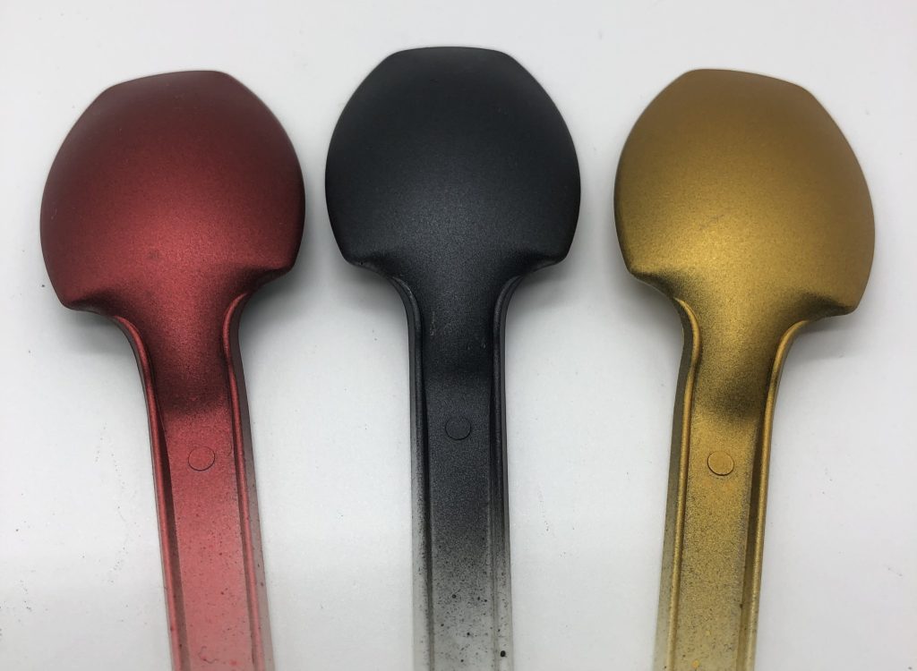 今回使用した主な塗料は左から、ガイアカラー/プライマリーメタリックレッドMr.カラー/メタルブラックガイアカラー/スターブライトゴールドです。フレーム類はガイアカラーのスターブライトアイアンで塗装してます。